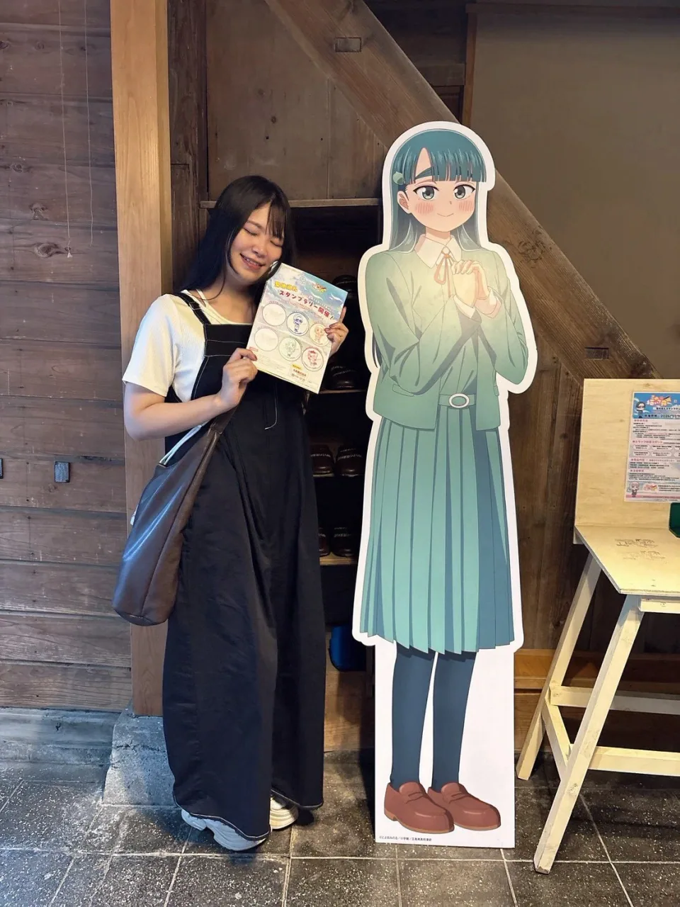 仁见纱绫:《画完这个再去死》仁见纱绫分享伊豆大岛集章与角色立牌照片(图5)
